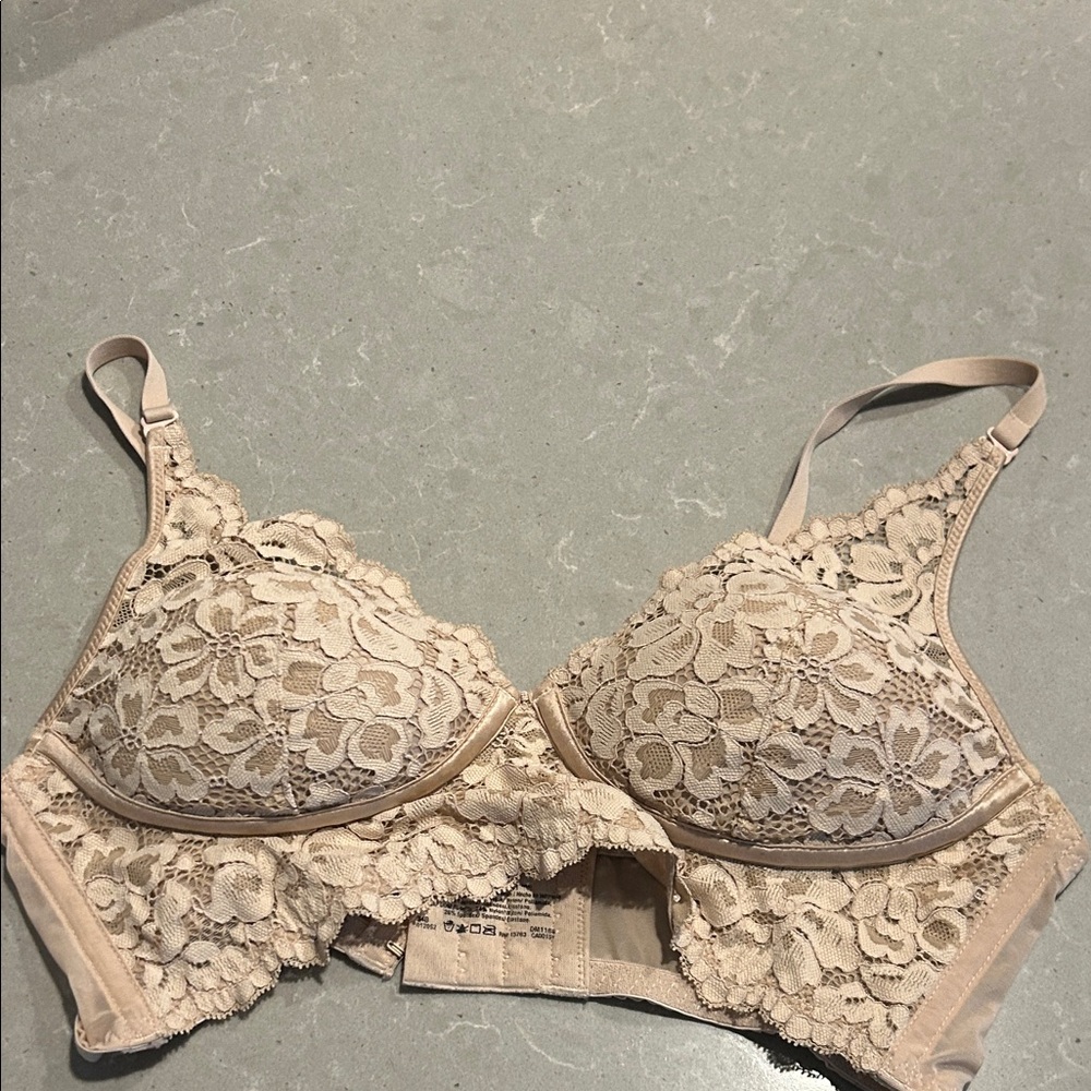 Maidenform Lace Underwire Bra in Cream